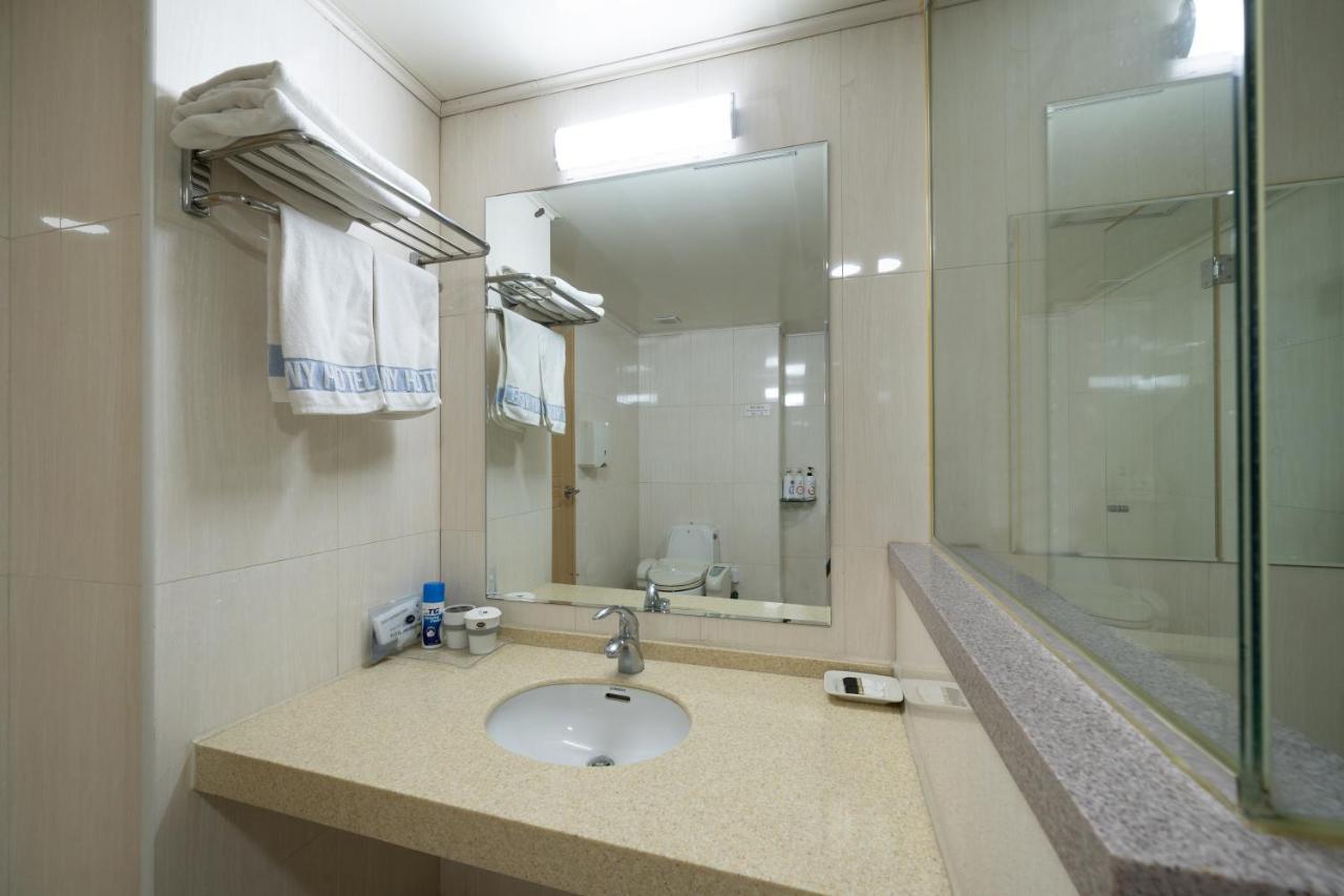 Symphony Hotel Suwon Buitenkant foto