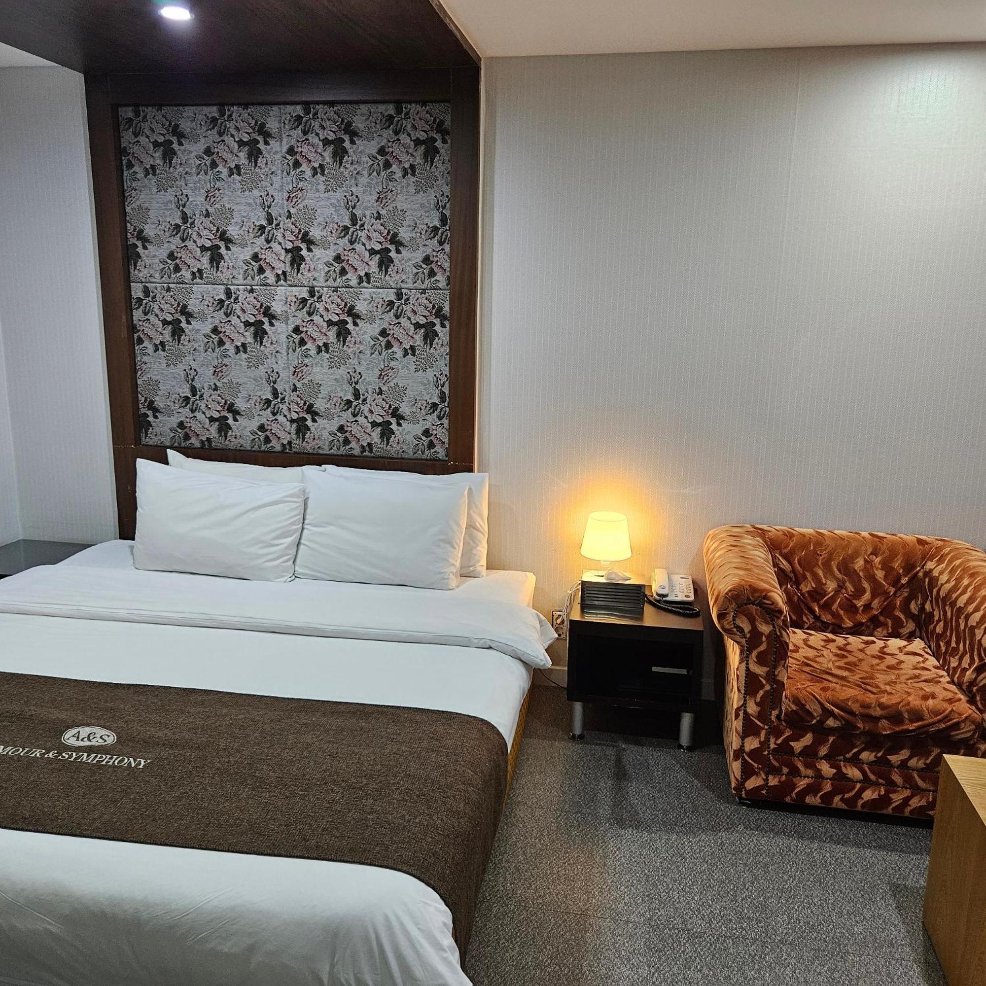 Symphony Hotel Suwon Buitenkant foto