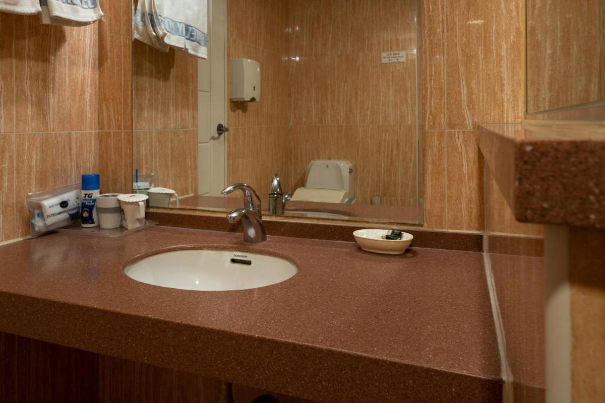 Symphony Hotel Suwon Buitenkant foto